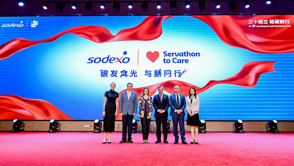 索迪斯标志性全球公益活动“Servathon to Care”启动仪式，从左到右依次是：索迪斯大中华区董事总经理韩意莎；上海市人民对外友好协会会长陈靖；索迪斯董事会主席兼首席执行官苏菲·白龙；法国驻上海总领事王度（Joan Valadou）；索迪斯亚太、中东和非洲地区（APMEA）及巴西和拉丁美洲区洲际总裁丁牧江；上海市徐汇区民政局局长周莹