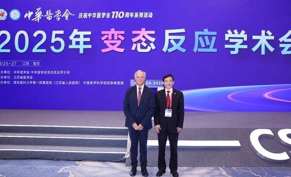 世界过敏组织（WAO）现任主席Mário Morais-Almeida教授与中华医学会变态反应学分会主任委员、南京医科大学第一附属医院、江苏省人民医院变态反应（过敏）科主任程雷教授大会合影