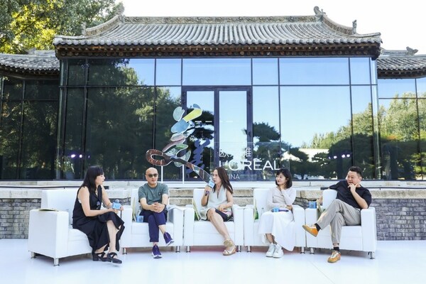 "美之道沙龙"现场。嘉宾从左至右：资深艺评人鞠白玉、艺术家张晓刚、欧莱雅北亚及中国公共事务总裁兰珍珍、读书博主都靓、策展人崔灿灿