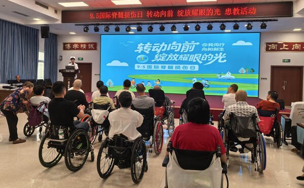 四川省康复医院的护理专家为到场伤友授课