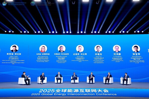 作为全球光伏行业代表，隆基绿能董事长、总经理钟宝申受邀出席本次大会“清洁绿色能源转型未来”高端对话环节。