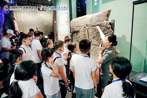 图示 1：重庆三峡博物馆中认真听讲的孩子们