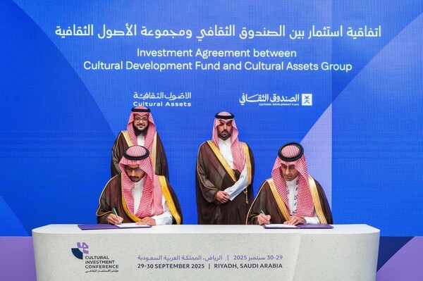 文化资产集团首席执行官Abdulaziz AlSulaim （坐在左边）和文化开发基金首席执行官Majed bin Abdulmohsen Al-Hugail （坐在右边） ，文化资产集团董事长Abdullah AlZamel （站在左边）和文化部长Bader bin Abdullah分级箱Farhan Al Saud王子（站在右边）在利雅得文化投资会议上签署了一项协议，由文化部赞助推出8.5亿沙特阿拉伯里亚尔的私人投资基金，旨在支持沙特阿拉伯文化领域的战略投资。