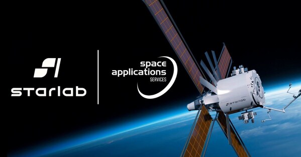 Starlab与Space Applications Services徽标，位于在轨运行Starlab空间站的艺术渲染图旁。