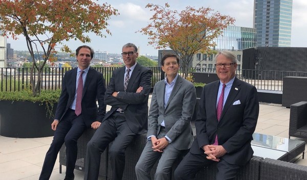 在法兰克福签署合同（从左到右）：Hans-Christian Specht 和 Eduard Dubbers-Albrecht（Ipsen Logistics 的两位业务管理合伙人）与 Lothar Thoma（吉布达伟士空运和海运总经理）和 Wolfram Senger-Weiss（吉布达伟士董事会主席）。(来源：吉布达伟士).
