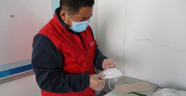 启迈QIMA – 检验员进行口罩外观检验