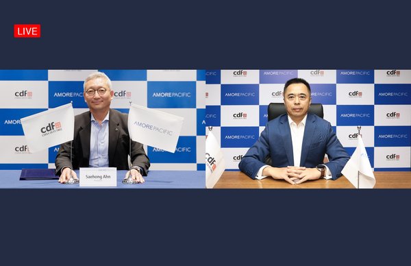 爱茉莉太平洋社长安世洪（左）与中免集团总经理陈国强（右）参加线上战略性商业合作伙伴关系确立仪式