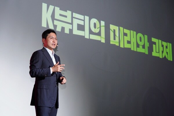 科玛集团副董事长尹相贤于9月19日在首尔COEX大宴会厅举行的“Amazon Beauty in Seoul”上发表讲话。